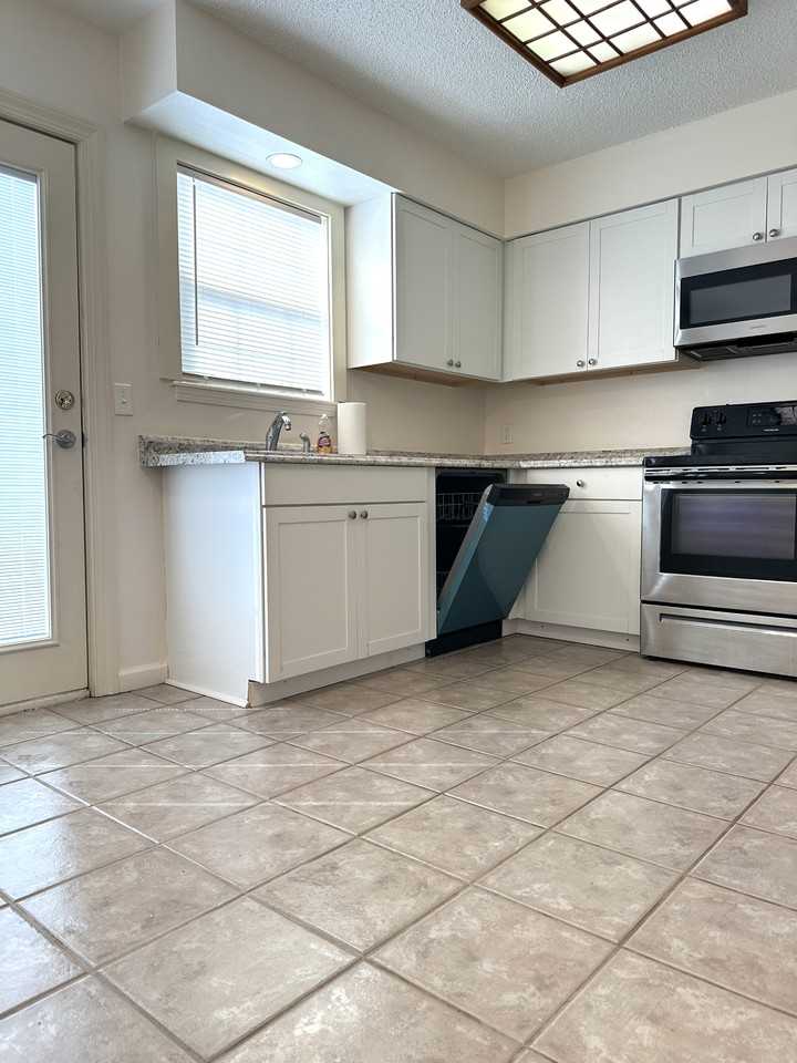 1370 N Oakland Ave #1 - Photo 5 of 7