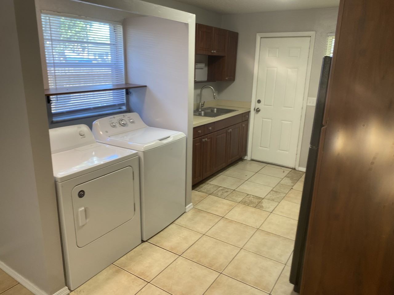 857 Lyndhurst St #D - Photo 5 of 14