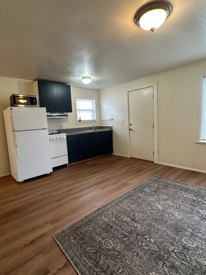 2412 1/2 Everett Ave - Photo 2 of 11