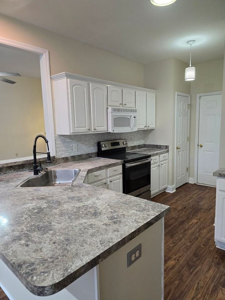 106 Hialeah Ct - Photo 3 of 14