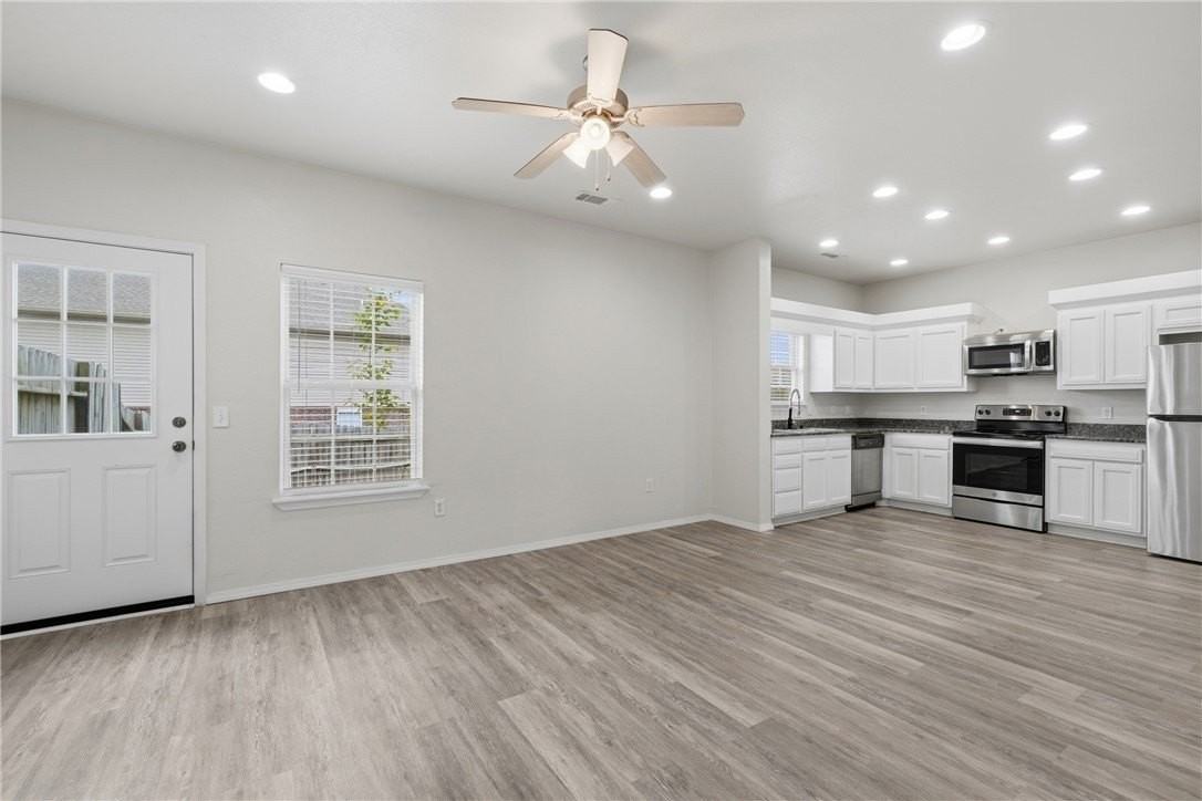 3402 Sw Windrift Ave #2 - Photo 5 of 26