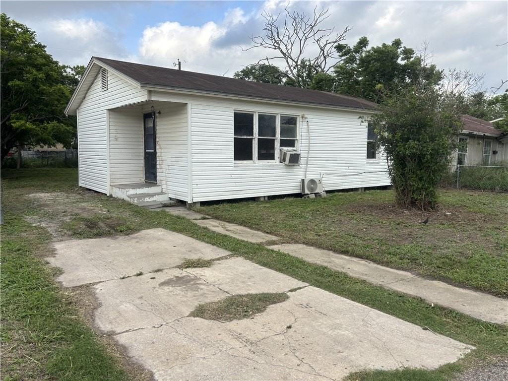 611 Lopez St - Photo 2 of 10