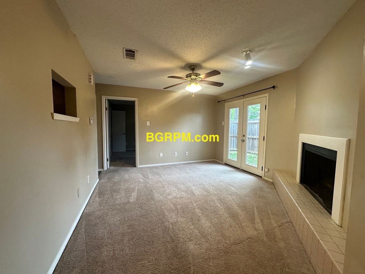 402 Shadow Oaks Dr - Photo 2 of 6