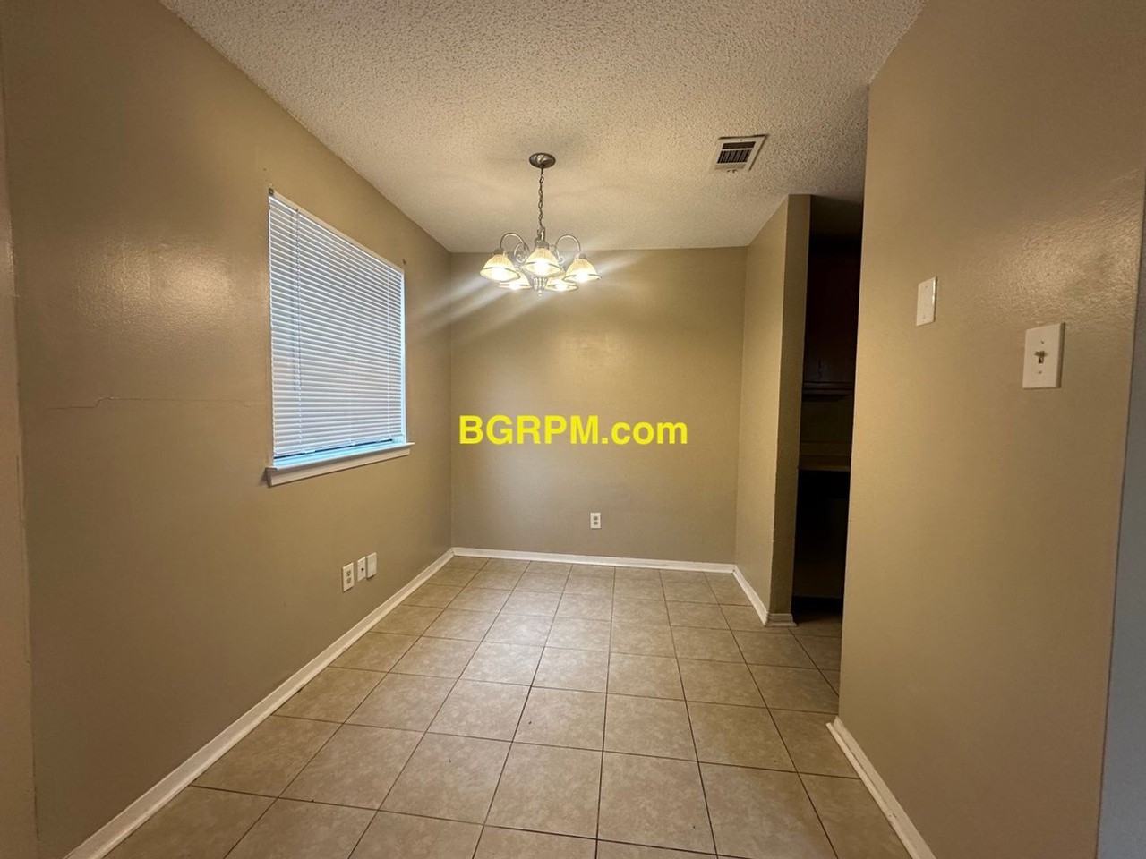 402 Shadow Oaks Dr - Photo 3 of 6