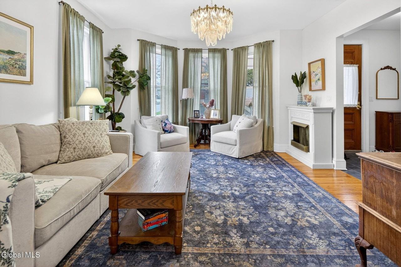 194 Grand Ave - Photo 4 of 32