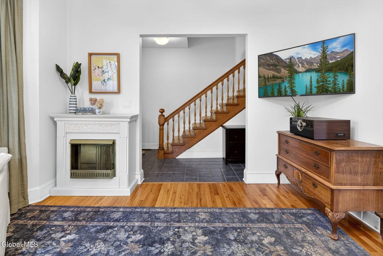 194 Grand Ave - Photo 5 of 32