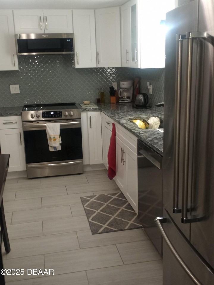 1203 Harbour Point Dr - Photo 2 of 15