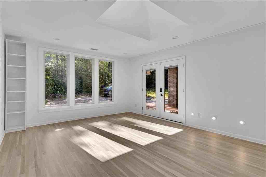 2605 Mckinnon Dr - Photo 5 of 24