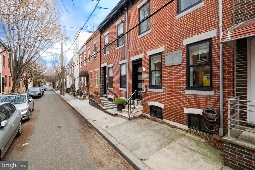 1226 Gerritt St - Photo 2 of 40
