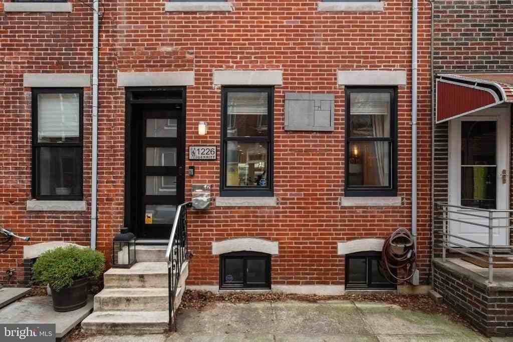 1226 Gerritt St - Photo 3 of 40