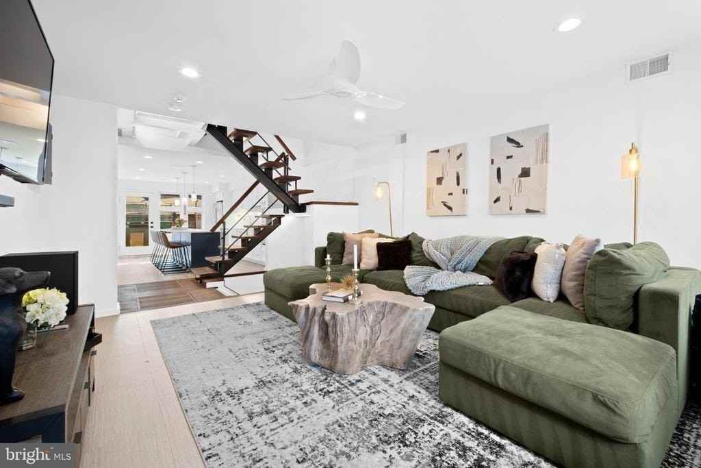 1226 Gerritt St - Photo 5 of 40