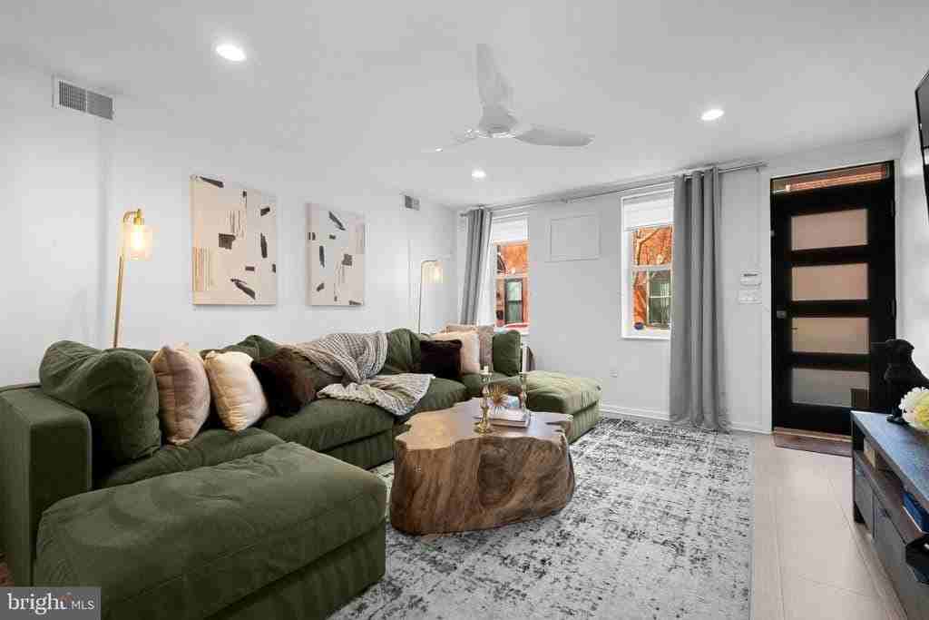 1226 Gerritt St - Photo 6 of 40