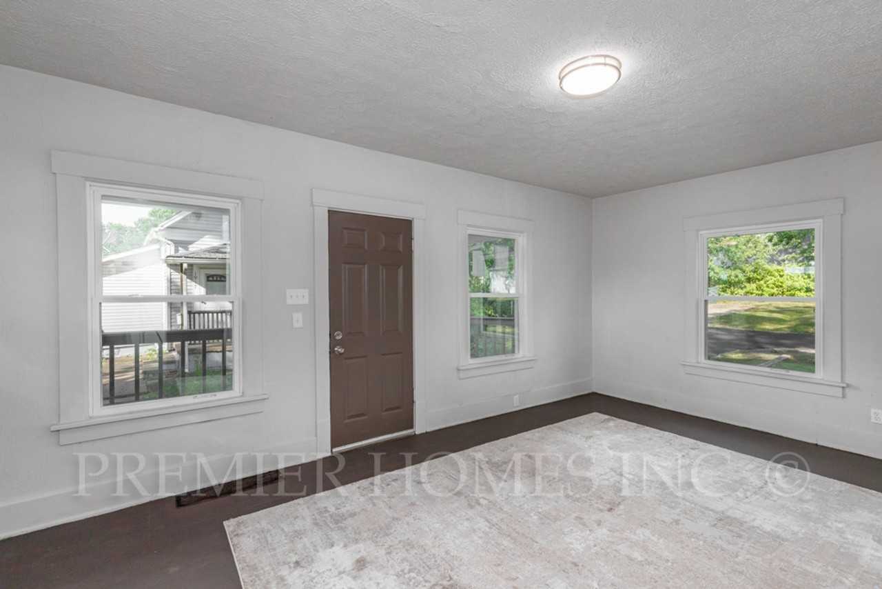 1914 Catherine Pl Se - Photo 6 of 17