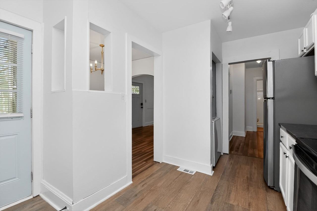 1952 Garibaldi Ave - Photo 7 of 15