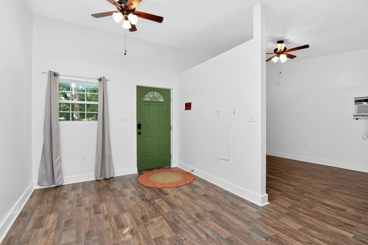 1954 Garibaldi Ave - Photo 2 of 11