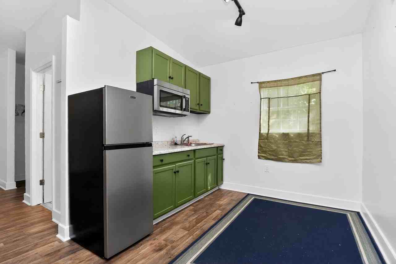 1954 Garibaldi Ave - Photo 4 of 11