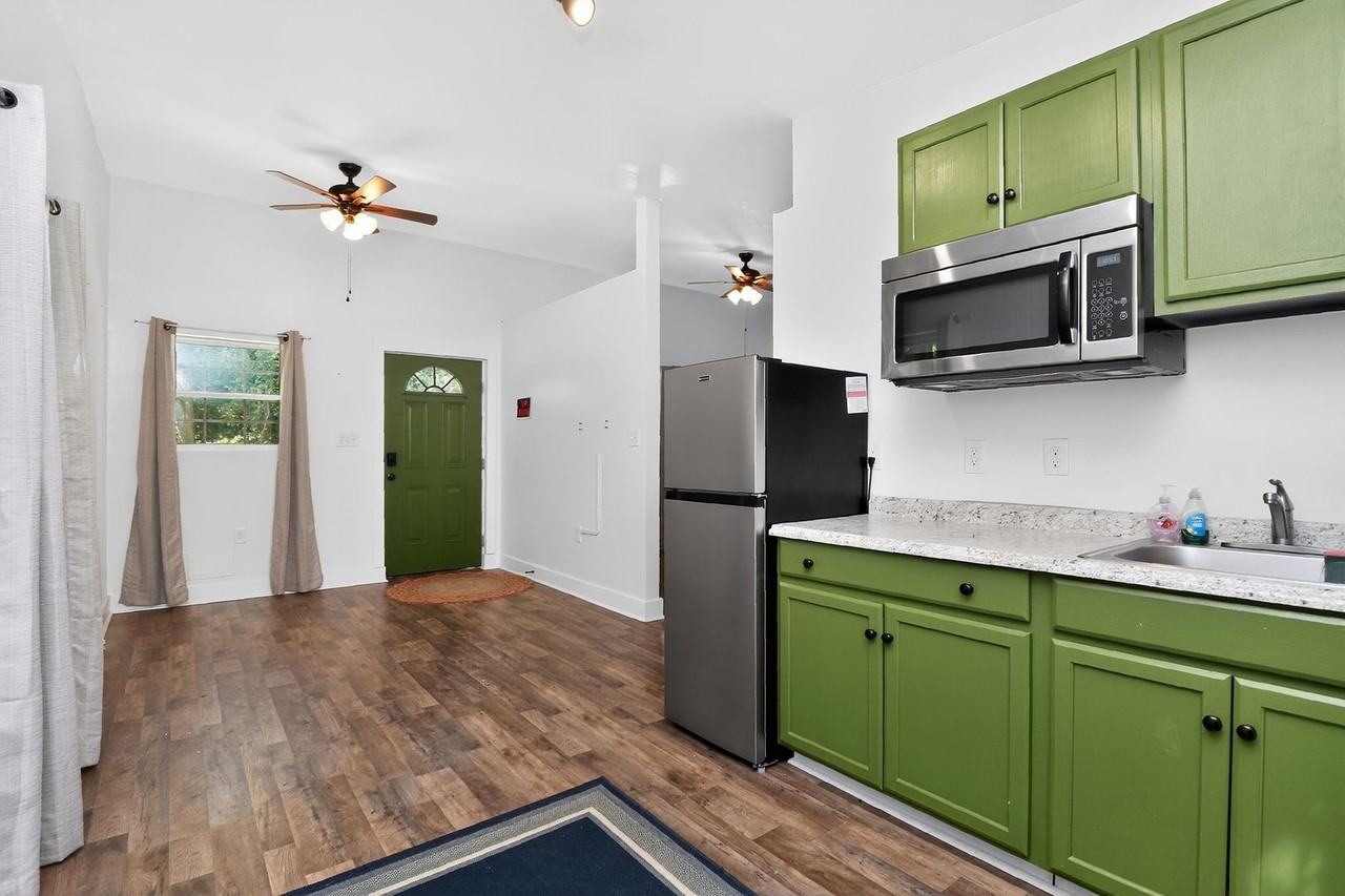 1954 Garibaldi Ave - Photo 5 of 11