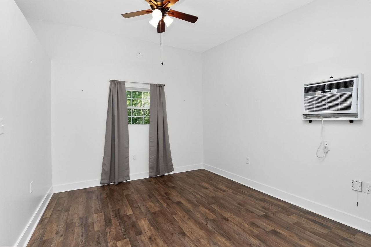 1954 Garibaldi Ave - Photo 6 of 11