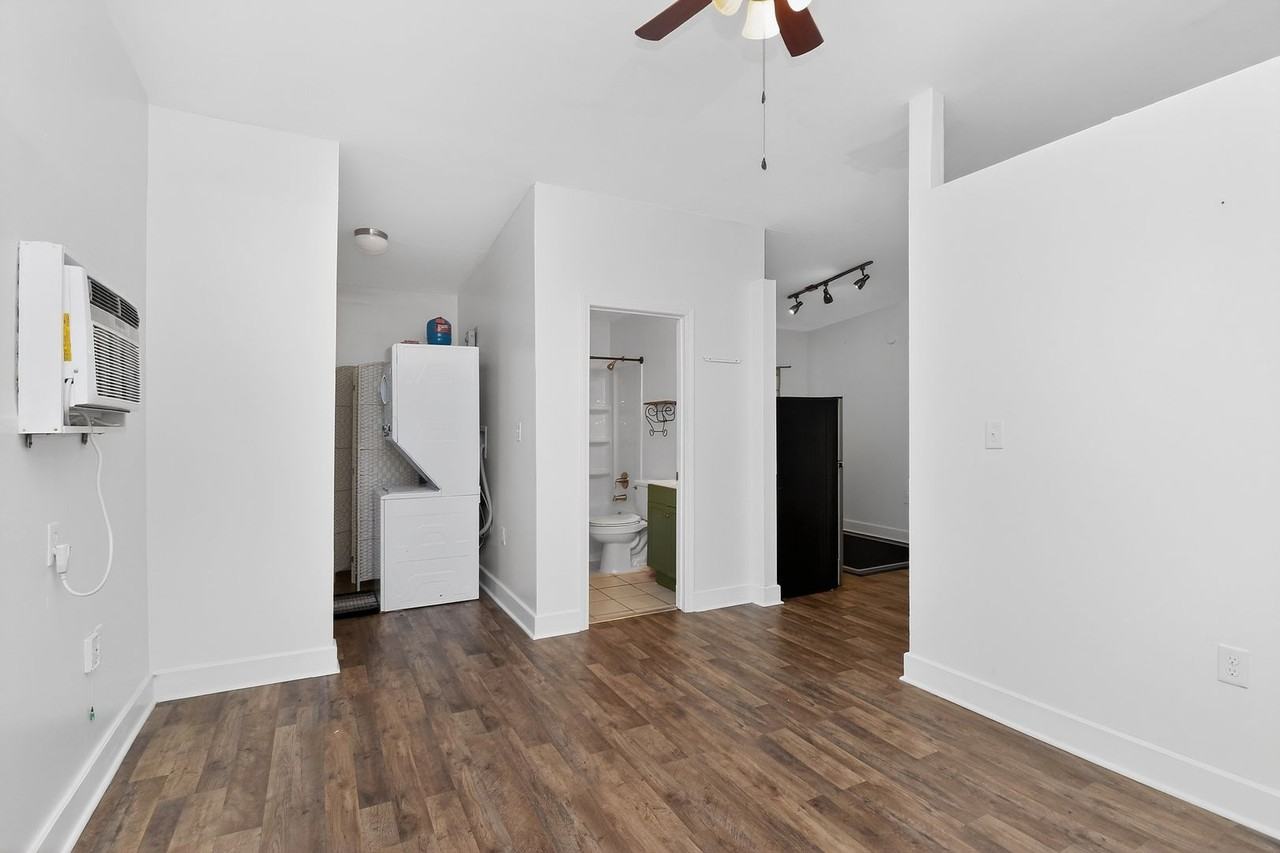 1954 Garibaldi Ave - Photo 7 of 11