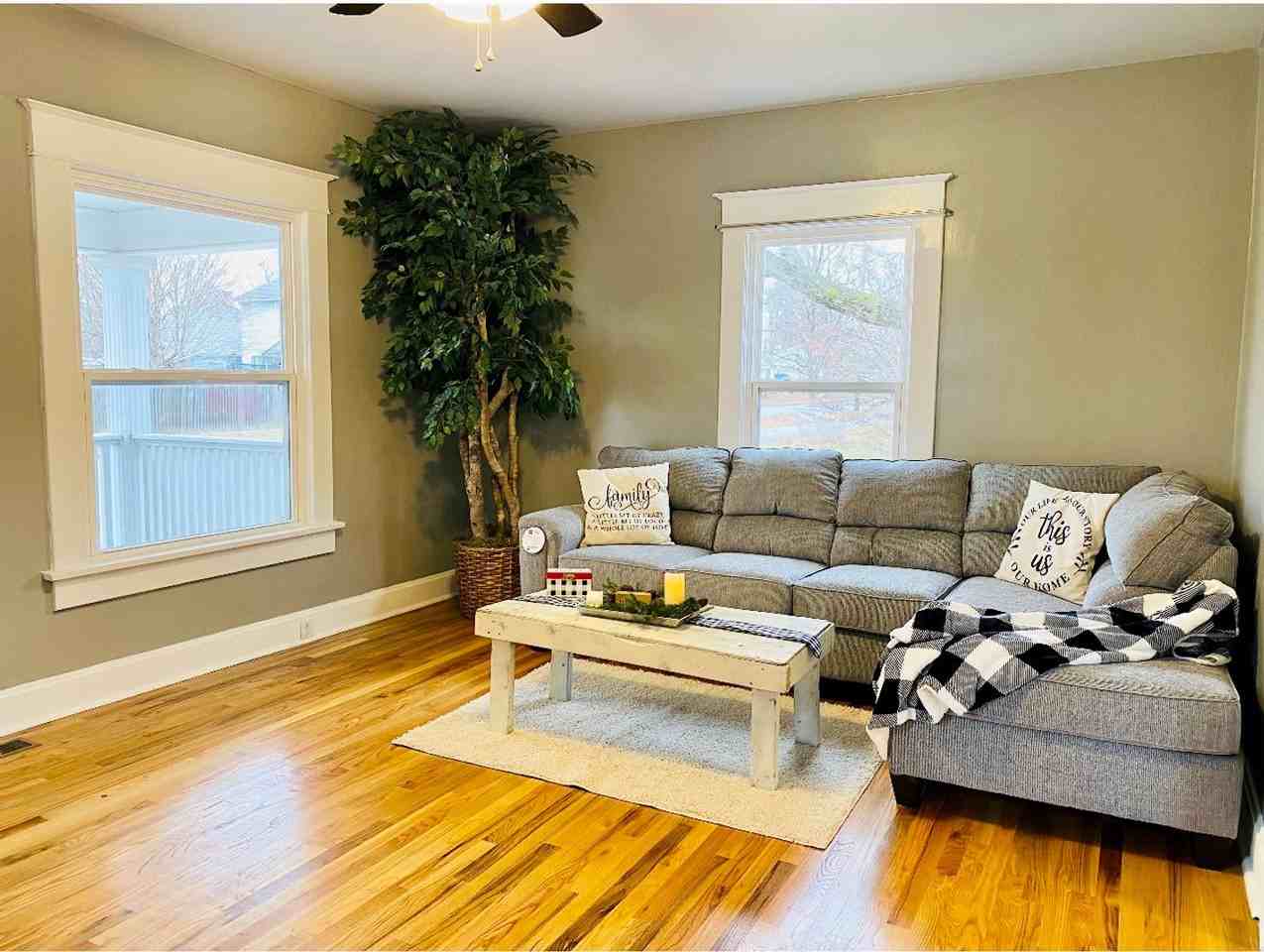 1115 Hulman St - Photo 3 of 18