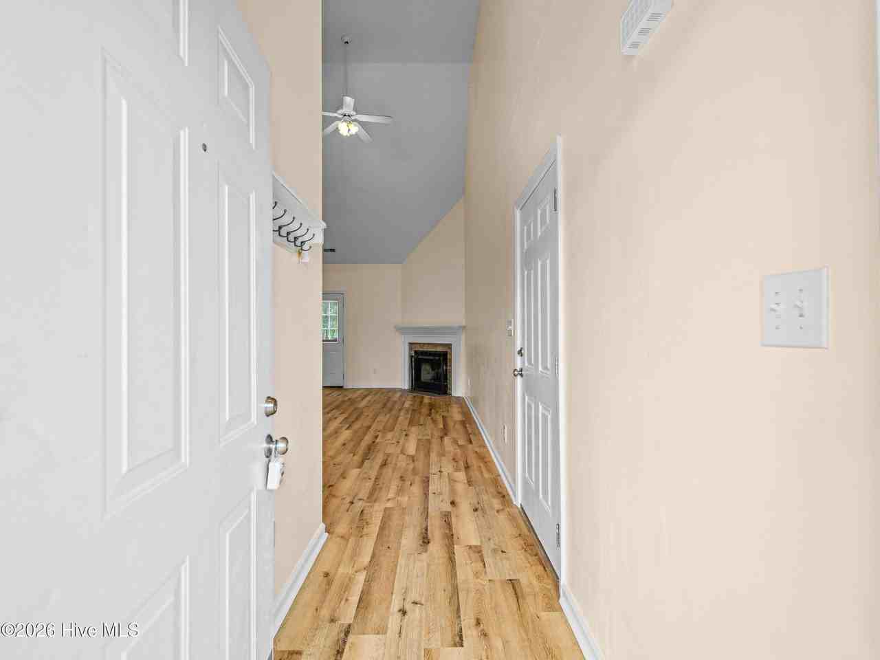 406 Eucalyptus Ln - Photo 7 of 34