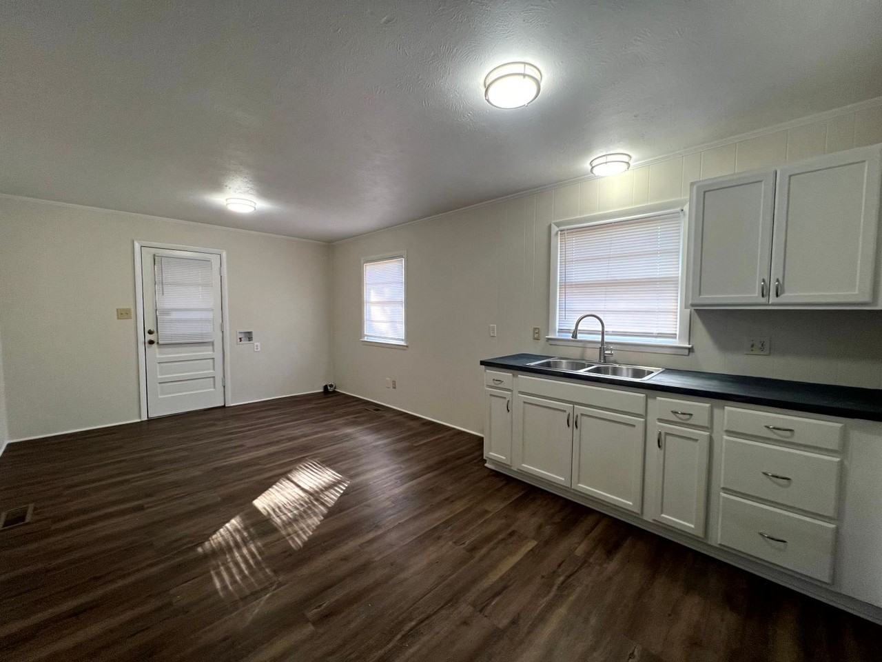 944 Lark Dr - Photo 4 of 15