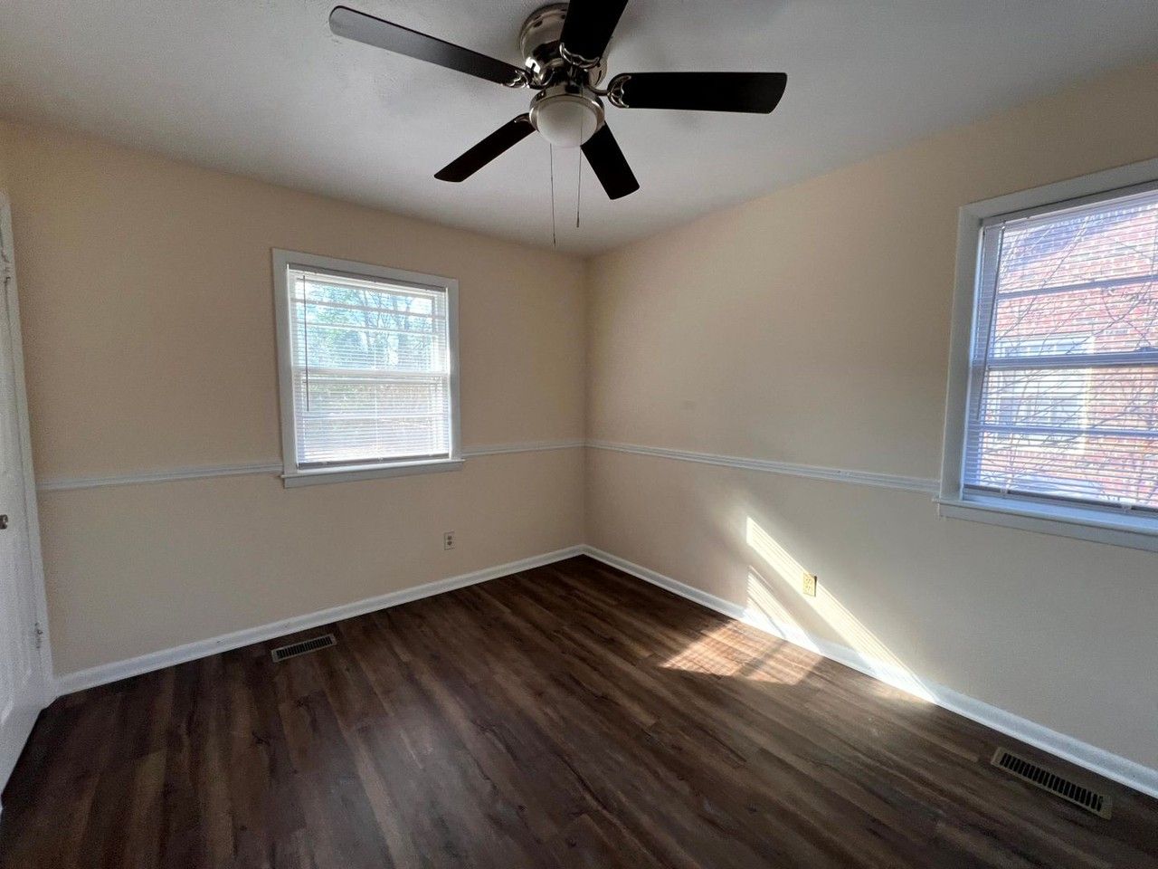 944 Lark Dr - Photo 5 of 15