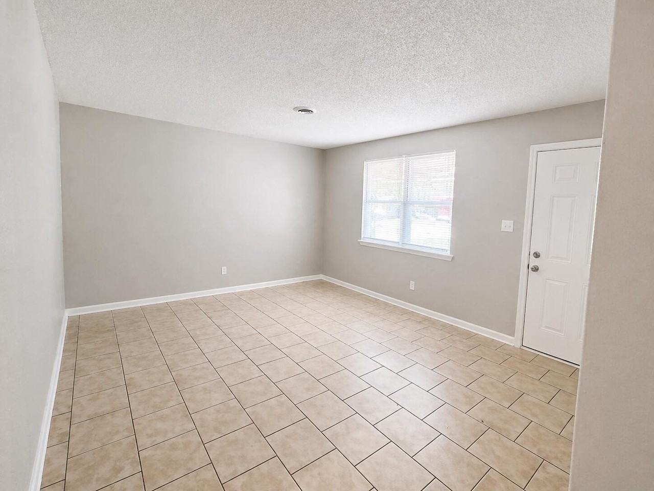 2425 Amsterdam Dr - Photo 2 of 13