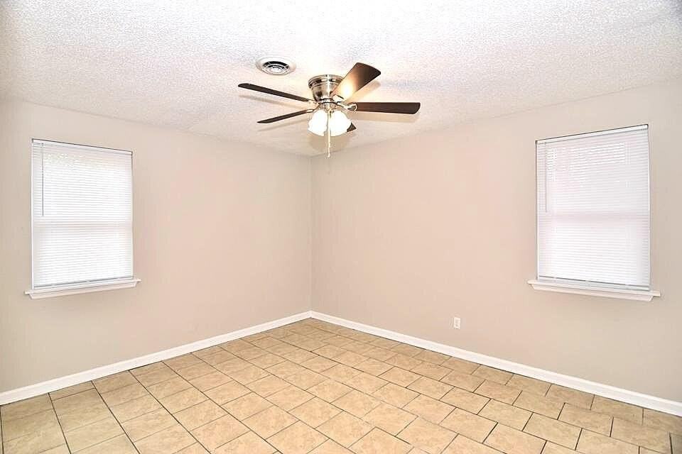 2425 Amsterdam Dr - Photo 3 of 13