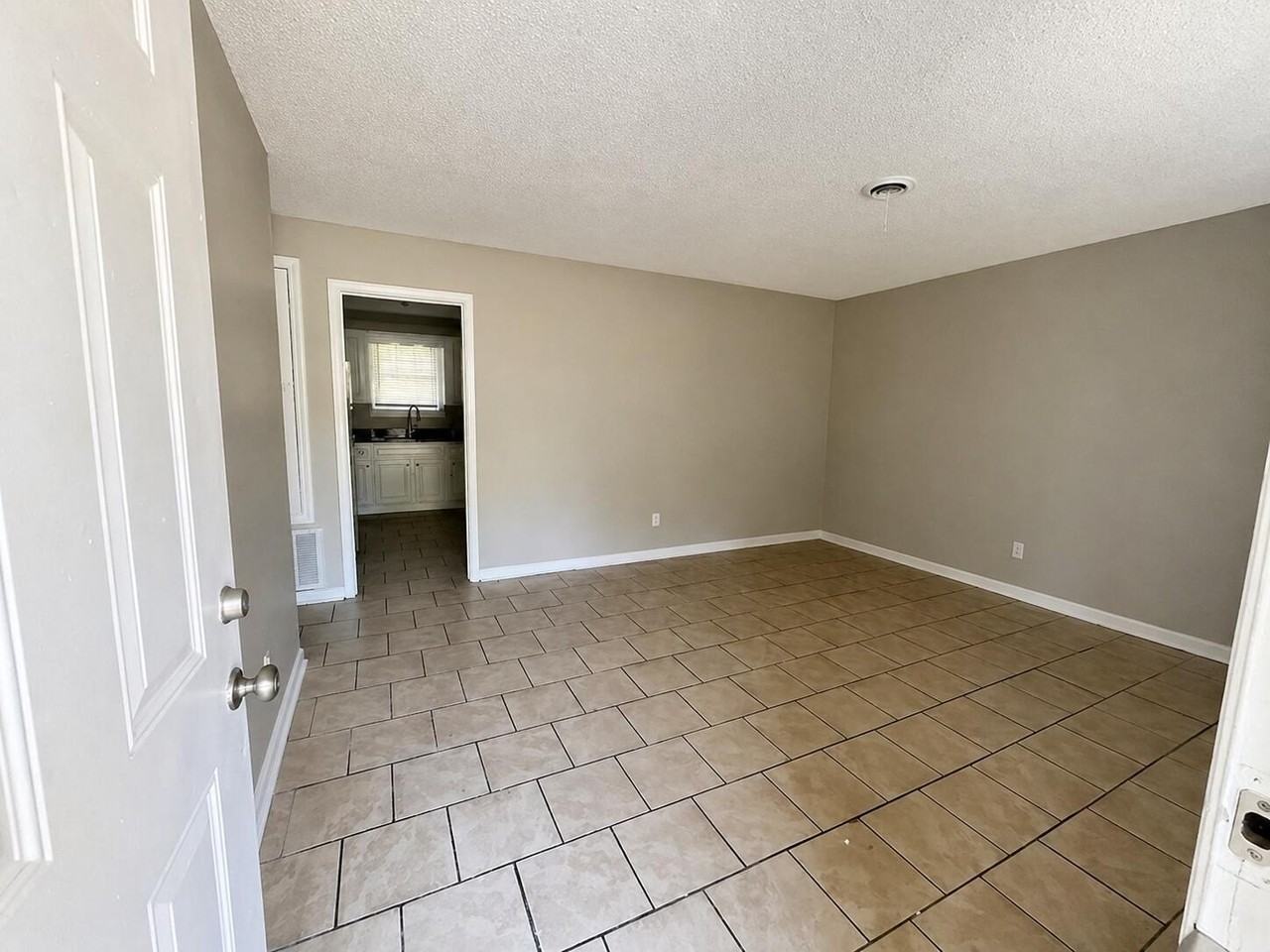 2425 Amsterdam Dr - Photo 4 of 13