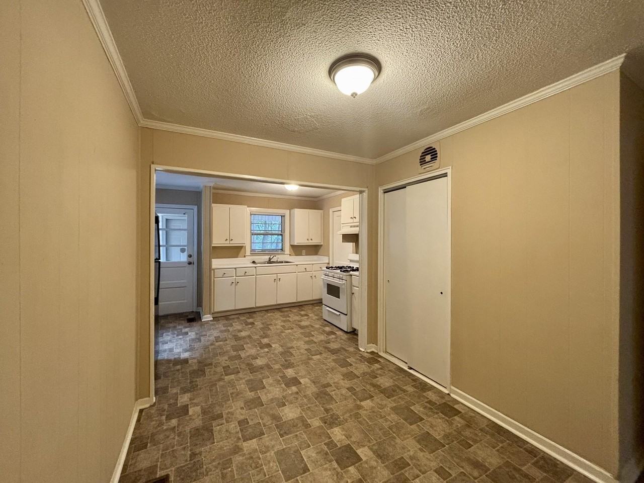 3212 Sycamore Dr - Photo 4 of 12