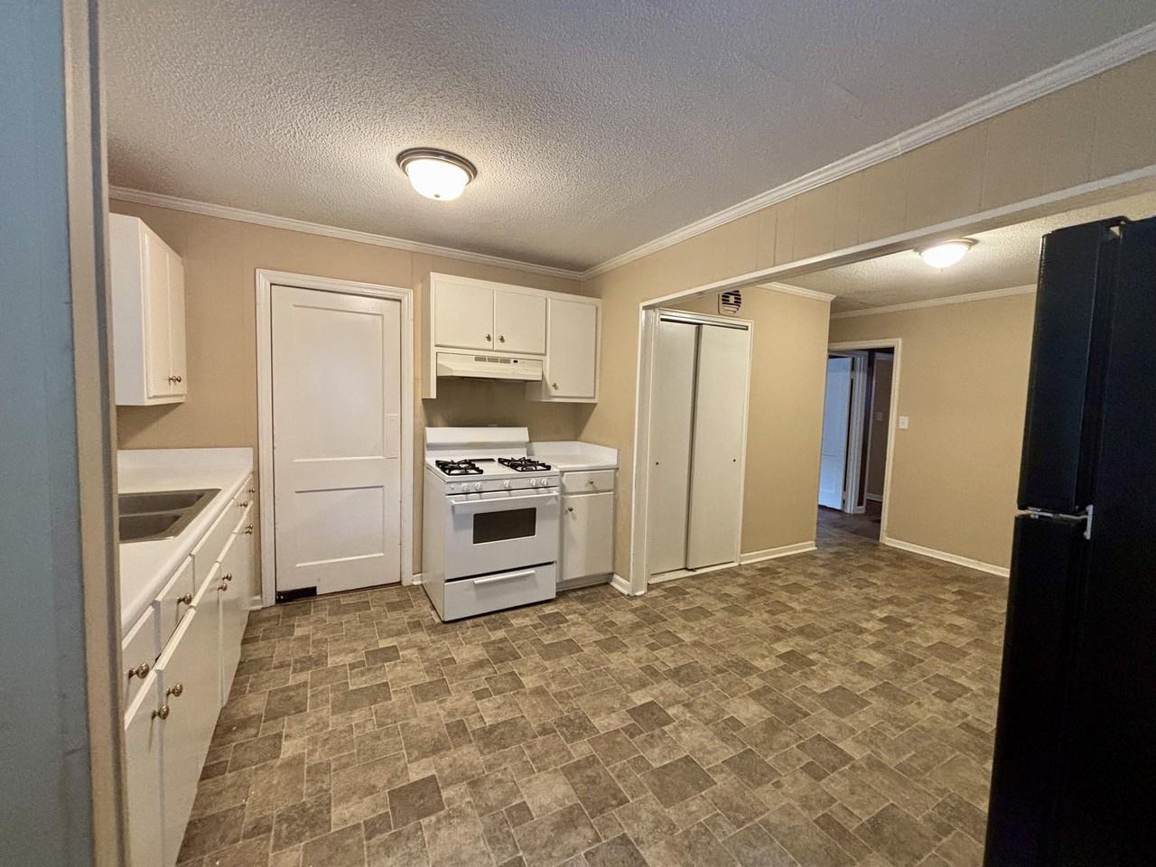 3212 Sycamore Dr - Photo 5 of 12
