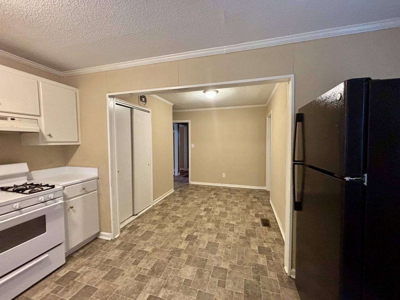3212 Sycamore Dr - Photo 6 of 12