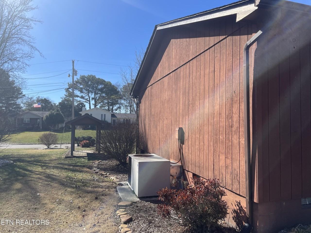 1708 Oxbow Ln - Photo 5 of 18