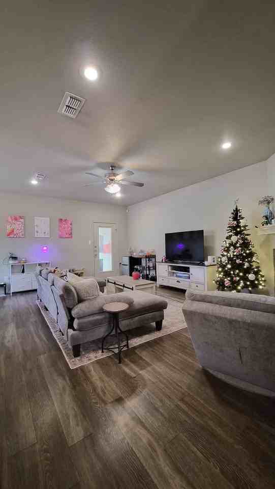 2101 10th St - Photo 6 of 12