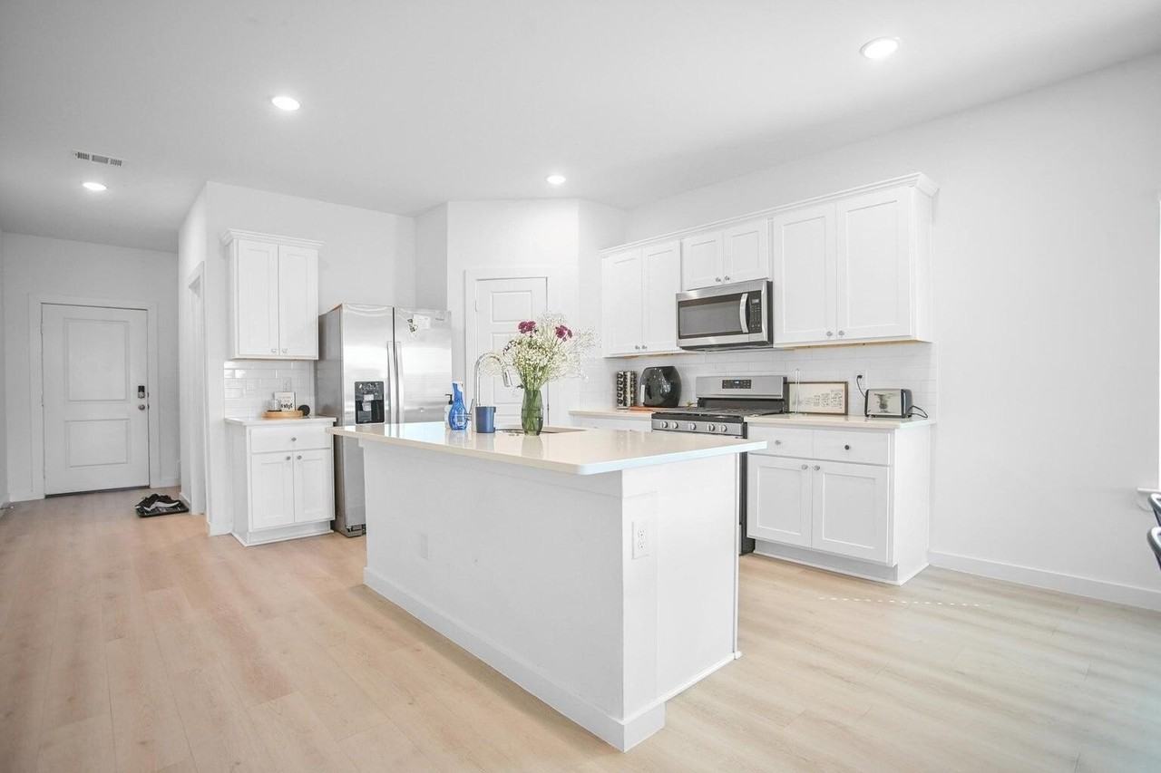 613 E 14th St - Photo 5 of 45