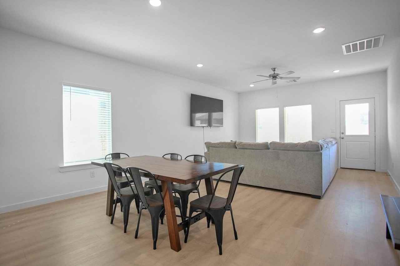 613 E 14th St - Photo 6 of 45