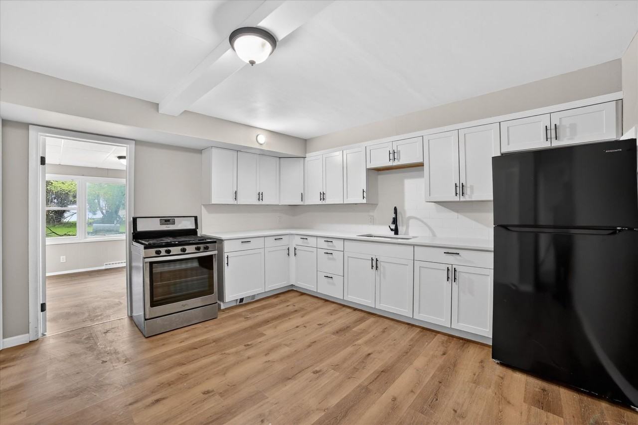 681 E 258th St - Photo 4 of 27