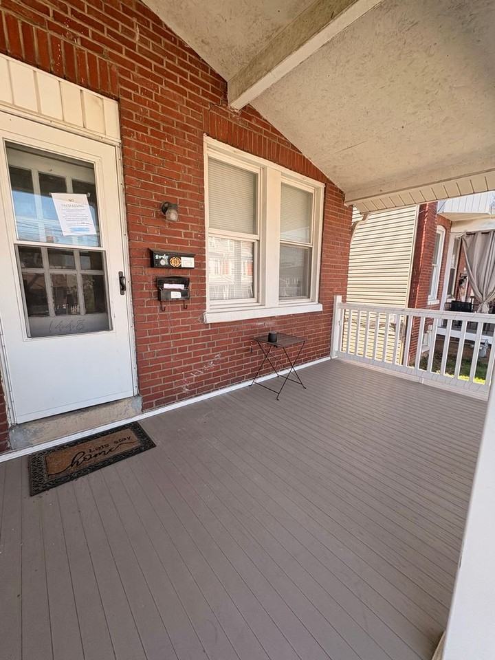 1448 W King St #1 - Photo 3 of 10