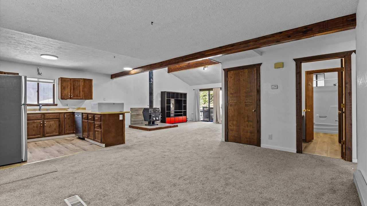 1108 Parkwood Ln - Photo 2 of 24