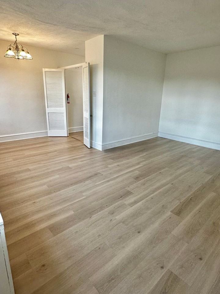 260 N Wycombe Ave - Photo 3 of 7