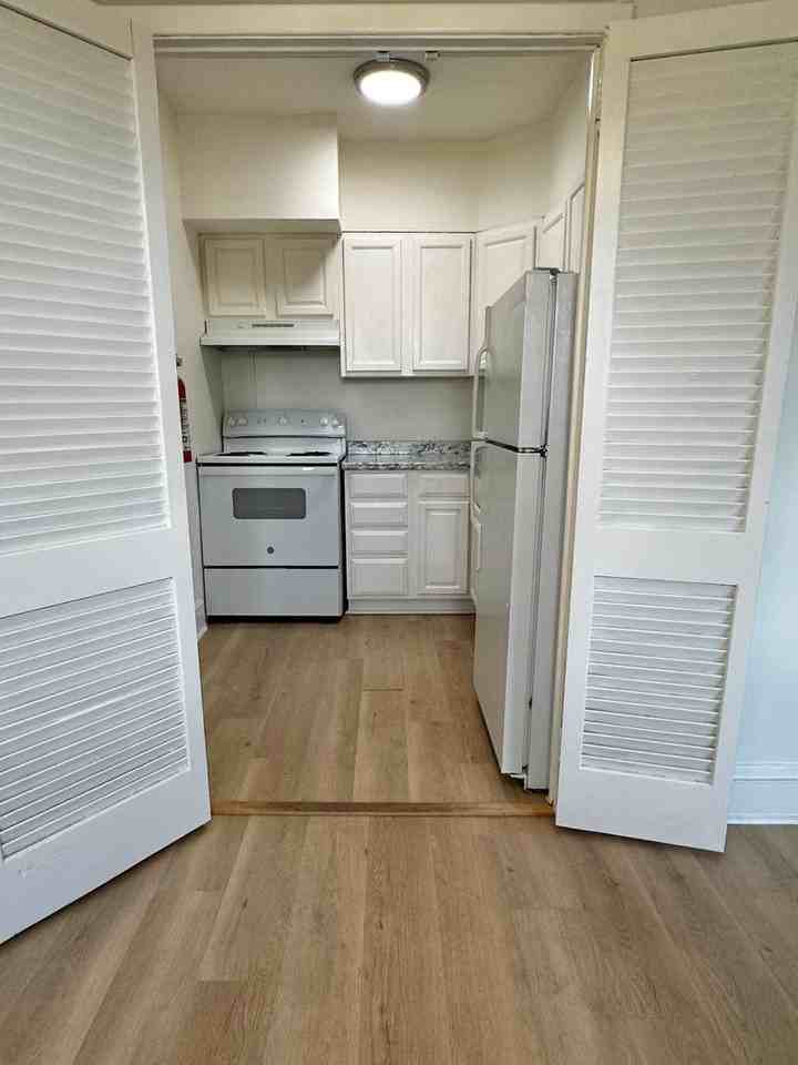 260 N Wycombe Ave - Photo 4 of 7