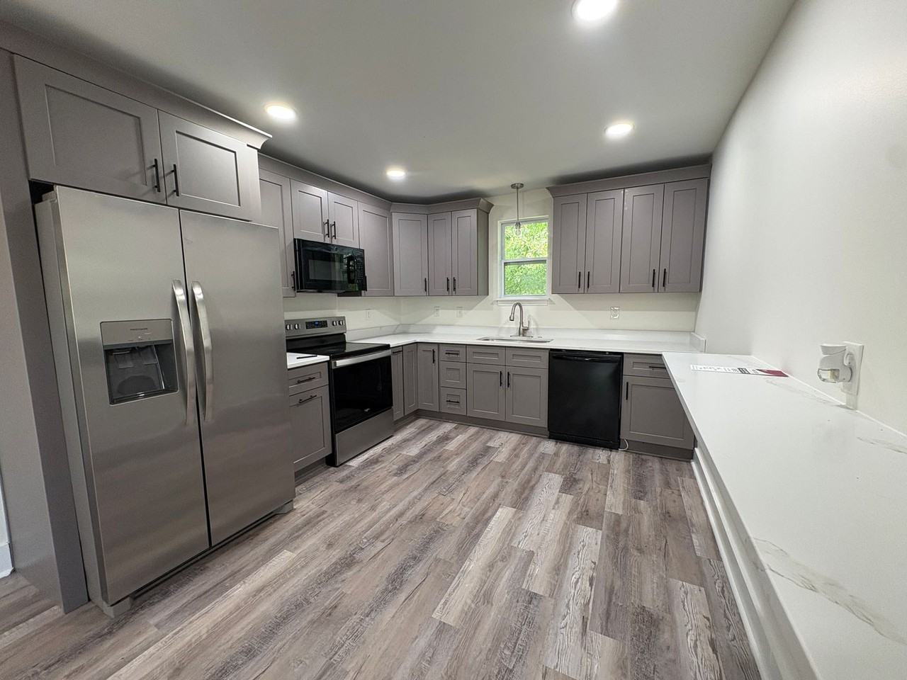 509 Rose Hl - Photo 3 of 9