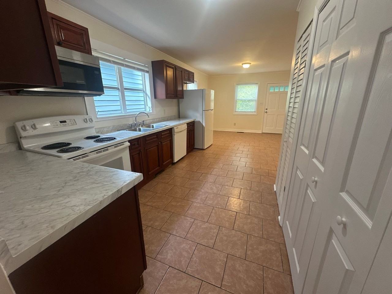 109 S 12th St - Photo 7 of 24