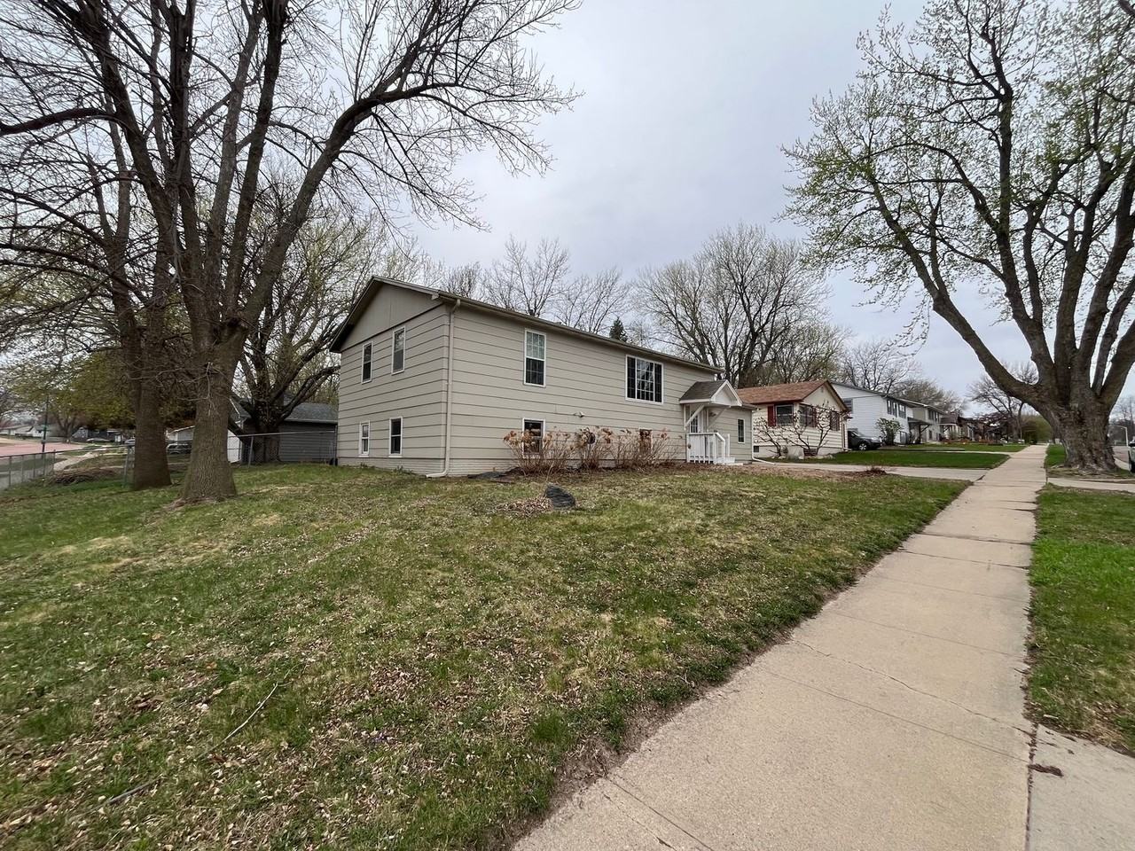 3917 E 18th St - Photo 3 of 41