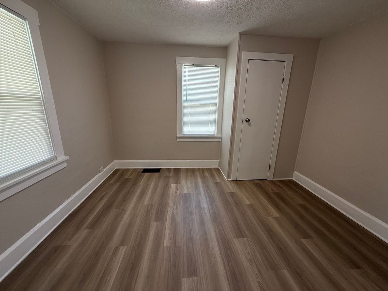 3106 S Vine St - Photo 3 of 10