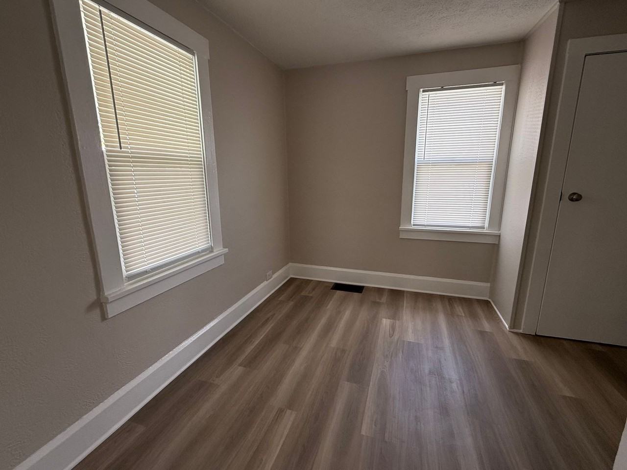 3106 S Vine St - Photo 4 of 10