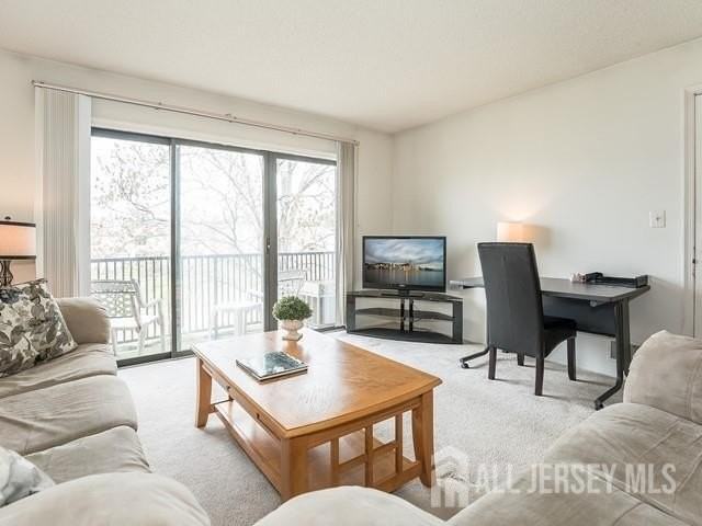 395 Lancaster Ct - Photo 2 of 13