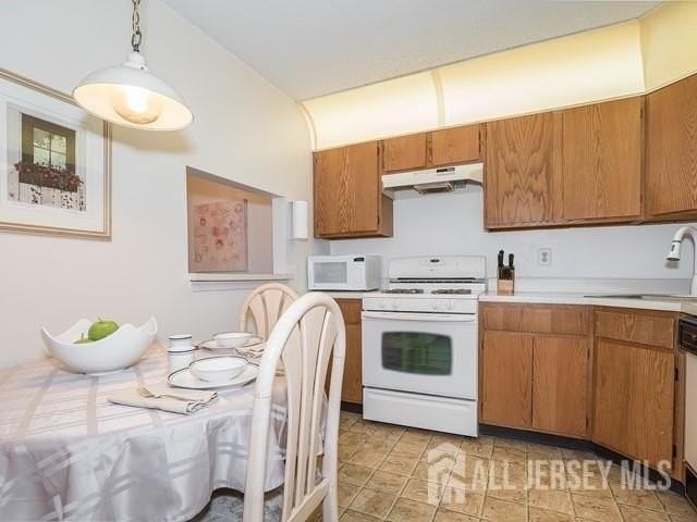 395 Lancaster Ct - Photo 3 of 13