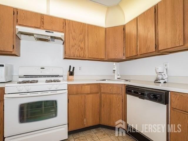 395 Lancaster Ct - Photo 5 of 13